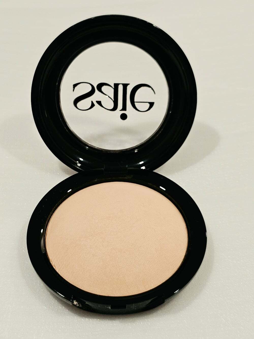 Saie Slip Tint™ Undetectable Baked Setting Powder in shade Translucent 2.